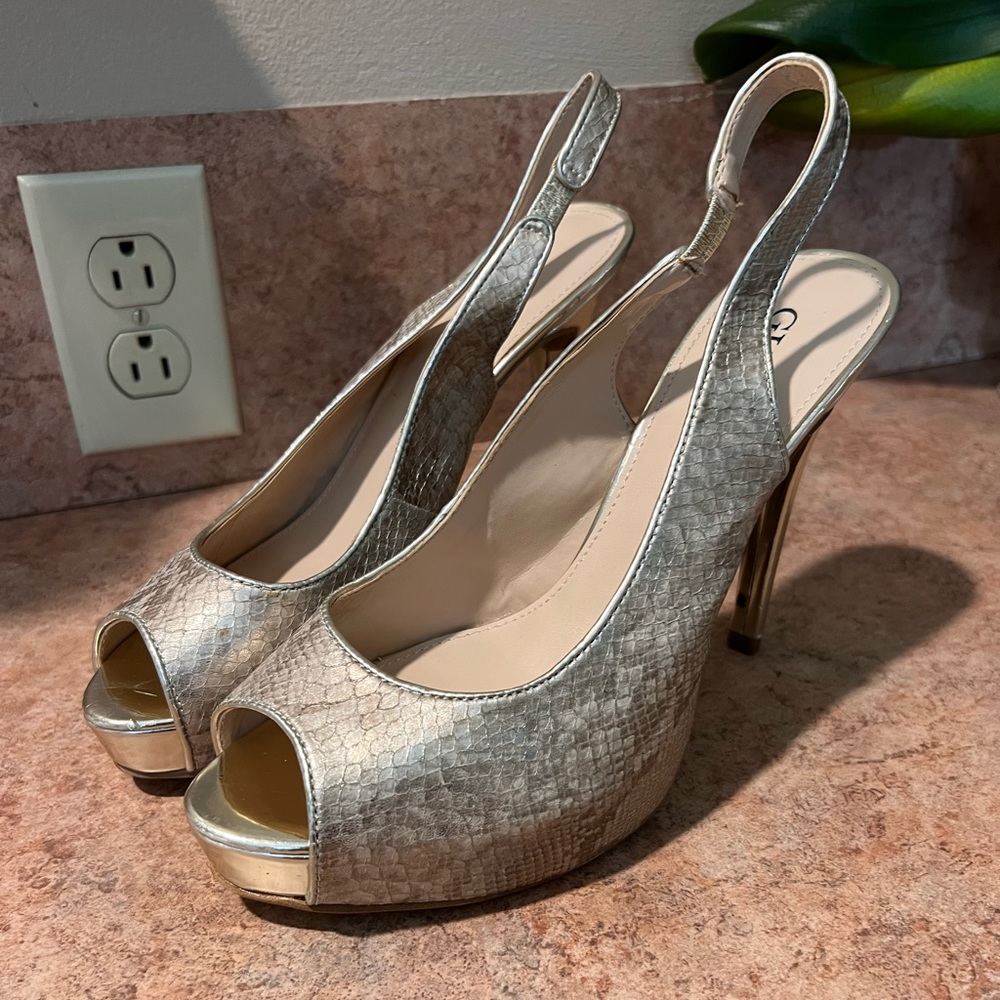 Beautiful shoes the photo doe’s not do it justice beautiful golden color